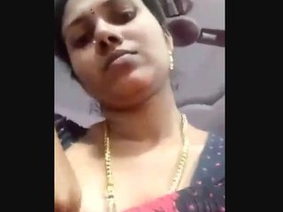 Indian wife flaunts her breasts in MMS clip