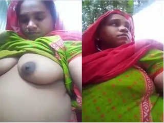 Desi bhabhi's big boobs and pussy on display