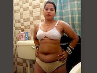 Indian bride gets naughty in the bathroom