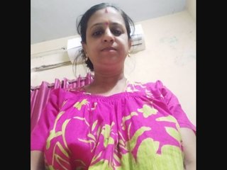 Bhabhi from south India flaunts her curves in a revealing outfit