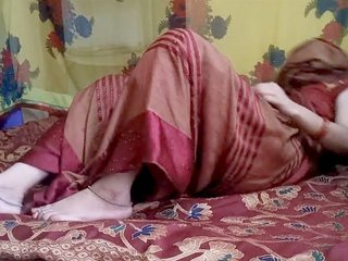 Bengali Bhabi flaunts her sexy pussy in a village setting