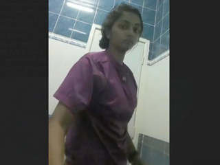 Indian girl pleases her lover with her fingers in a video