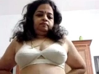 Mallu auntie indulges in solo play on camera