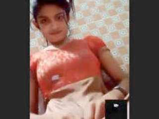 Cute desi girl flaunts her beauty in a steamy video