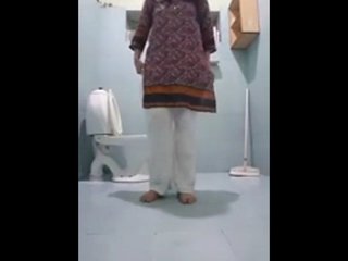 Pakistani beauty Nida shares nude selfies