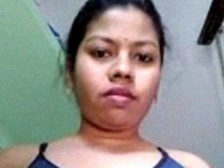Bangladeshi housewife Bogura strips and masturbates on camera