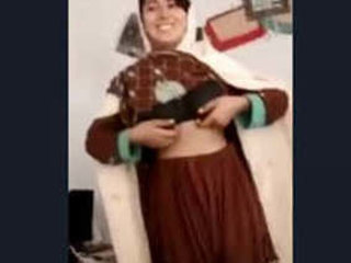 Gorgeous Pathan babe flaunts her breasts