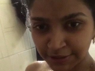Naked Tamil girl takes sexy selfies in the bathtub