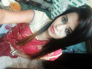 Desi babe gives a blowjob to her boyfriend
