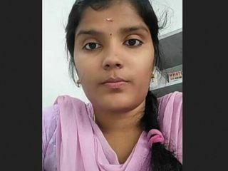 Tamil girl shows off her sexuality in MMS video