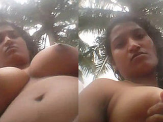 Auntie from India flaunts her ample bosom in a steamy video