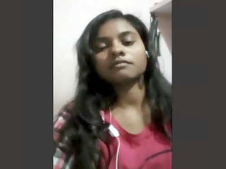 Desi babe flaunts her body in a video call