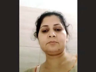 Indian Bhabhi plays with herself in a seductive manner