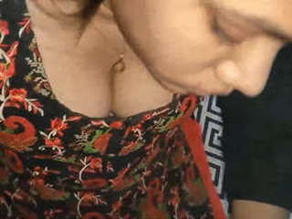 Hot Indian babe gives a blowjob in a steamy video