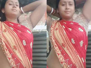 Auntie flaunts her belly button in a saree at home