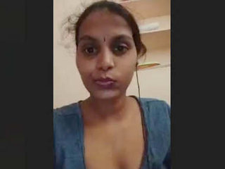 Tamil girl's big boobs on display in leaked video