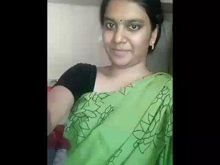 Watch this sexy bhabhi show off her big boobs in a seductive saree
