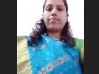 Desi wife strips and flaunts her seductive figure in a sari